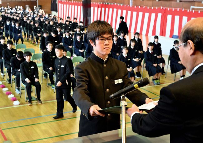 【写真】仲間の顔胸に卒業 管内中学校