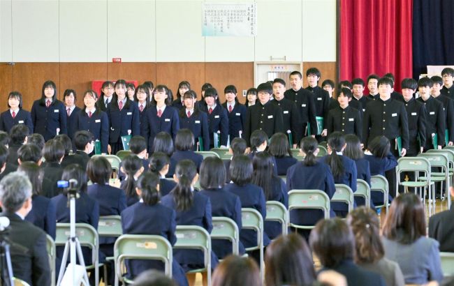 【写真】仲間の顔胸に卒業 管内中学校