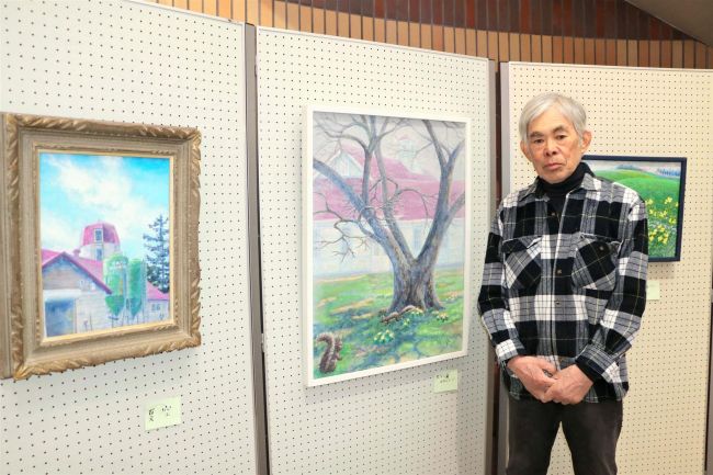 八木さんが清水図書館で作品展