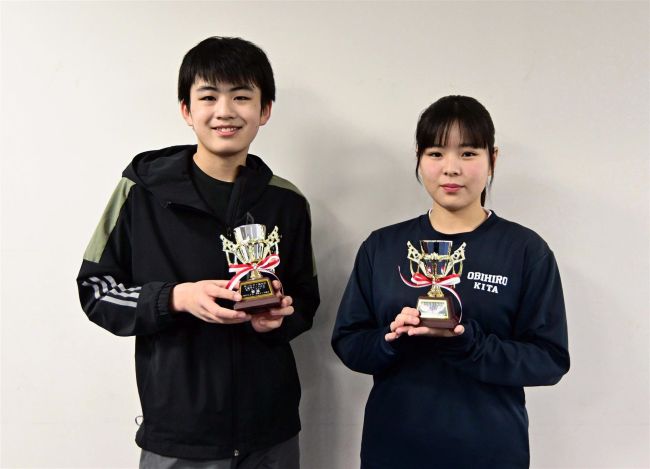 【写真】西野雅志ベテラン男子初優勝、全十勝室内単テニス選手権大会