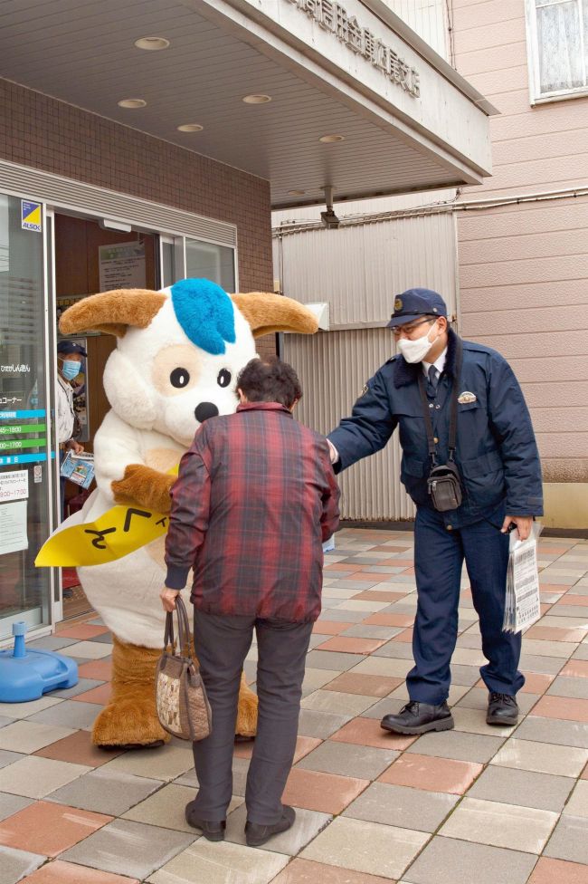 【写真】特殊詐欺被害防止を啓発　日高信金広尾支店