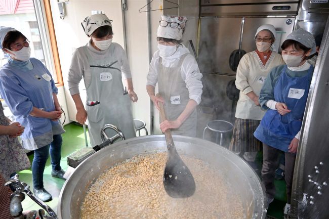 こぼれ話「手前味噌の会が６年ぶり麦みそづくり」