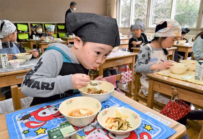 ピカピカの「いただきます」　新１年生初めての給食