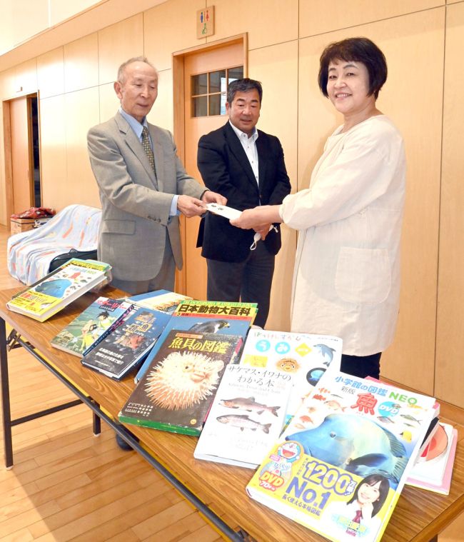 河川や魚に関心持ち続けて　十勝川さけの学舎が木野東の家学童保育所に寄付