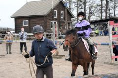 馬上からの景色は最高　初心者２６人が乗馬を体験、十勝乗馬連盟講習会