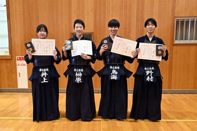 【写真】帯南商全部門V、個人戦男子2年は鳥海、女子は井上制す 剣道十勝高校春季大会