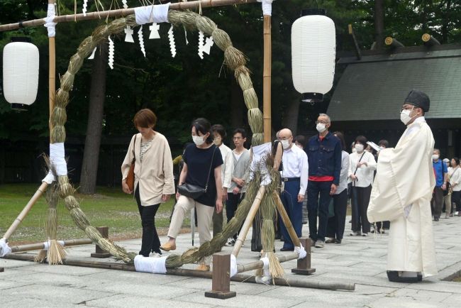 帯廣神社で「夏詣」、茅の輪くぐりで無病息災祈る