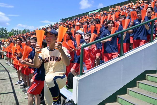 ４年ぶり全校応援、声出し　高校野球スタンドも熱く