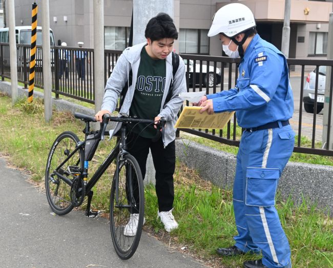 ヘルメット着用１割満たず、高校生「髪型崩れるのが嫌」　努力義務化３カ月