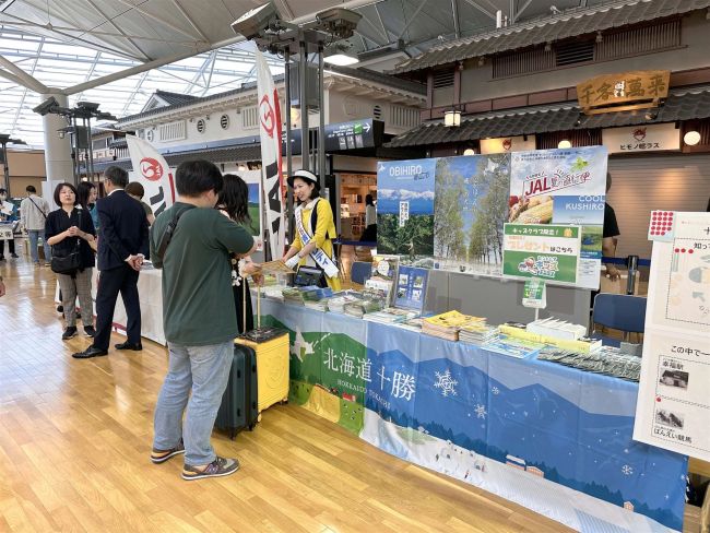 中部国際空港で青空レディが北海道直行便をＰＲ