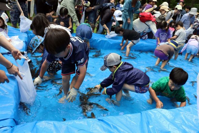 やまべ放流祭に８０００人　中札内村　さらば・森田と村長・森田のモルック「森田対決」も