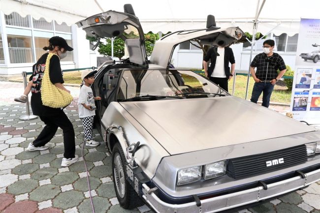 北高学祭に「デロリアン」登場、車内にドク役サインも　映画ファンら大興奮