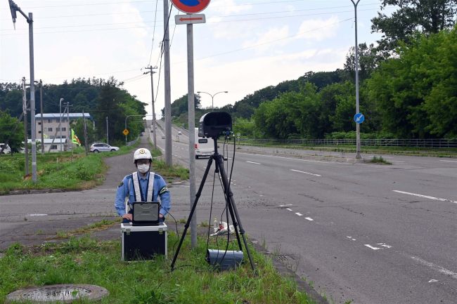 死亡事故現場で移動式オービスの取り締まり　郊外の速度超過に注意