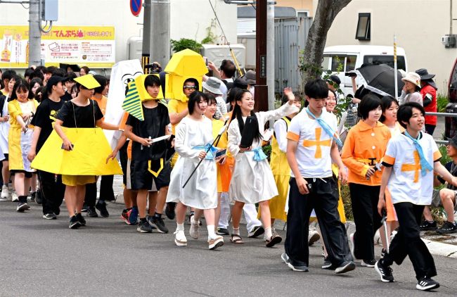 声出し解禁で再開　柏葉祭で元気にパレード