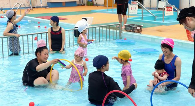 親子連れ水遊びで歓声　上士幌小プールで涼満喫