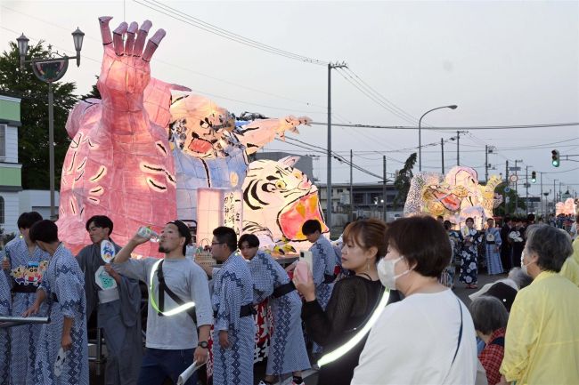 広尾高の学祭名物「行燈行列」　夜の町を練り歩く