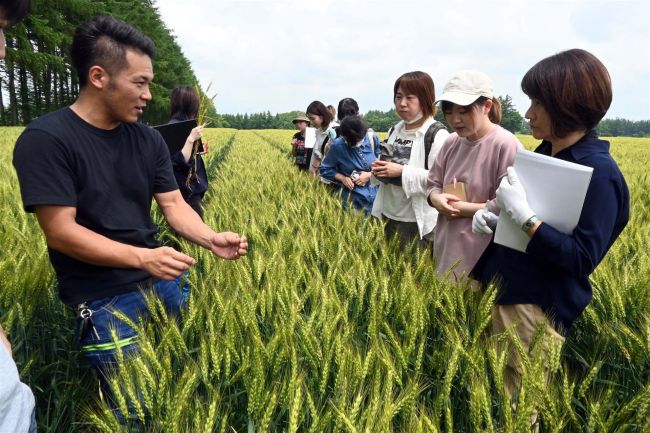 帯大谷短大生が小麦粉の学び深める　小麦生産者「チホク会」が案内
