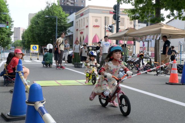 ランバイクで子ども疾走　オビヒロホコテン４週目