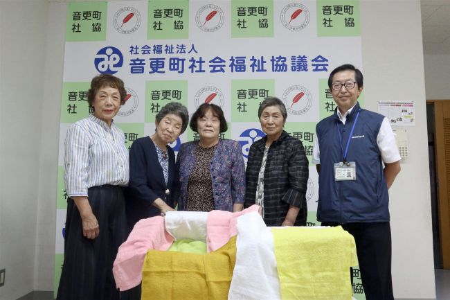 社協にタオル３４２枚寄贈　音更詩吟愛好家５人
