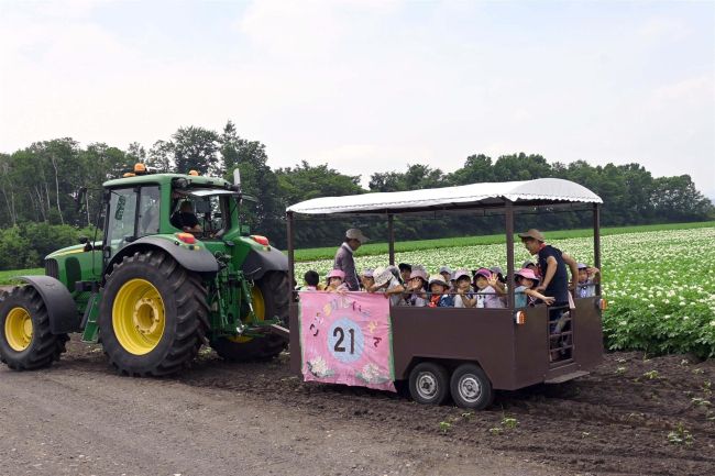 園児がキャンプ、農場でトラクター試乗も　こでまり保育園