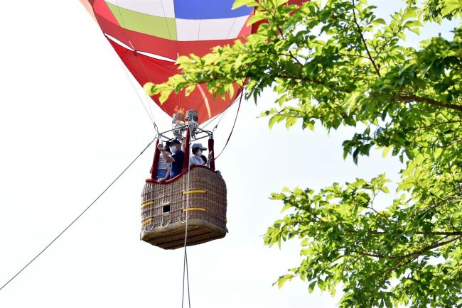 幕別の空、眺め良好　熱気球の搭乗体験
