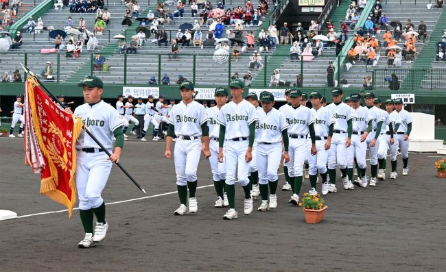十勝３校堂々入場行進、夏の高校野球北大会開幕　足寄開幕戦に登場