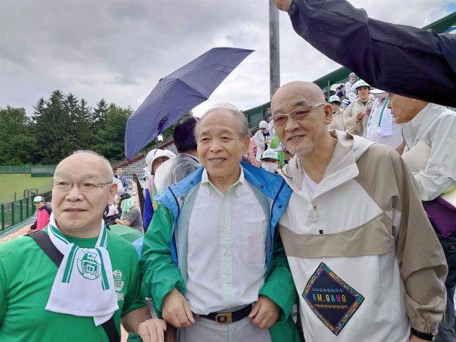 応援の松山千春氏、鈴木宗男氏「あすも来る」足寄初戦降雨で順延、夏の高校野球北北海道大会１回戦