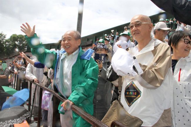 熱い！足寄町民２００人駆け付ける「あす勝利を」雨順延の旭川スタルヒン球場　高校野球北北海道大会