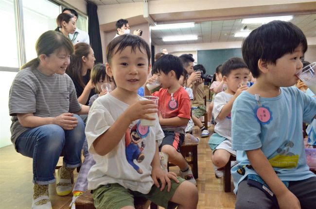 牛乳「おいしい」「甘い」　よつ葉が都内幼稚園で食育授業