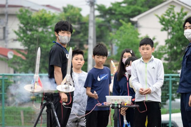 ロケット打ち上げ成功　池田小で夢基金活動事業