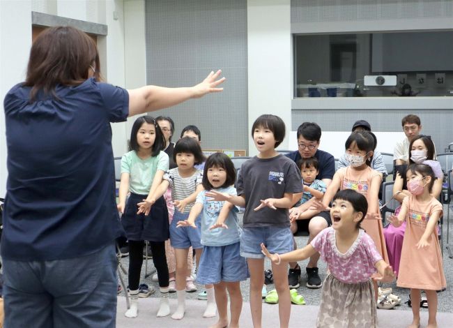 親子で手遊び楽しいな　音更で図書館まつり