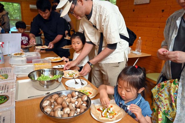 十勝産食材使ってピザ作り　日高山脈山岳センターで