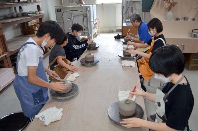茶わん完成楽しみ　池田小６年生「いきがい焼き」作り体験