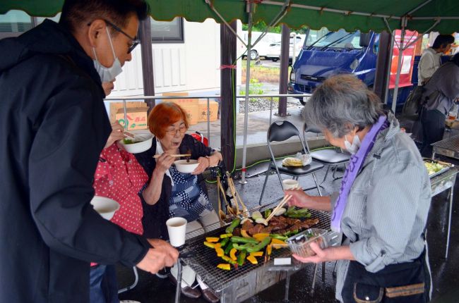 ＪＲ十弗駅前でビアガーデン　町内外客楽しむ　豊頃の小笠原さん