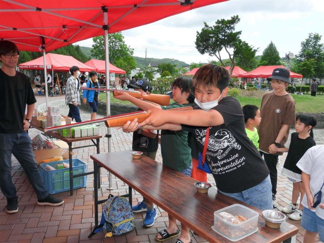 浦幌でこどもまつり　射的や体験搭乗人気