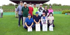 個人の部、団体の部の上位入賞者たちをたたえる種川会長（後列左）