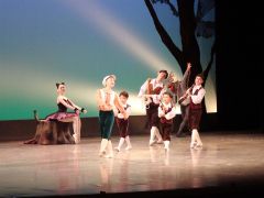 「ピーターと狼」を演じる出演者　