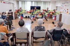 エクスクラメーションの演舞で盛り上がる入居者や利用者ら