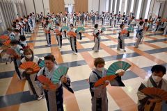 参加者らがそろいの浴衣姿で舞踊を楽しんだ