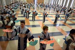 参加者らがそろいの浴衣姿で舞踊を楽しんだ