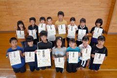 完成したチラシを手に麦感祭をＰＲする西中音更小の児童ら