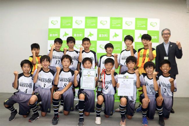 【写真】サッカーで全道大会出場　札南ＷＥＥＤが町教委を表敬訪問