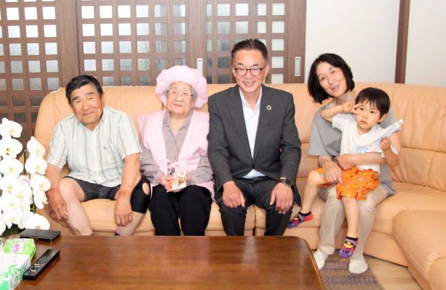 上村房子さんの１００歳祝う　鹿追