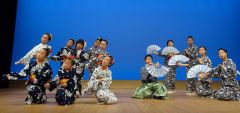 ゆかたざらいで日頃の練習の成果を発表する出演者
