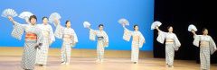 ゆかたざらいで日頃の練習の成果を発表する出演者