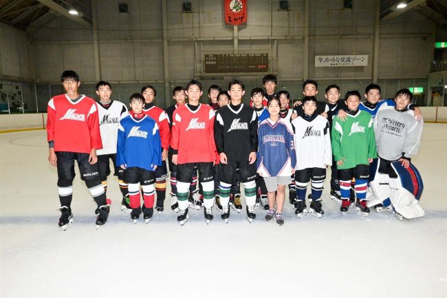 清水町の練習環境に熱視線　海外からアイスホッケー留学