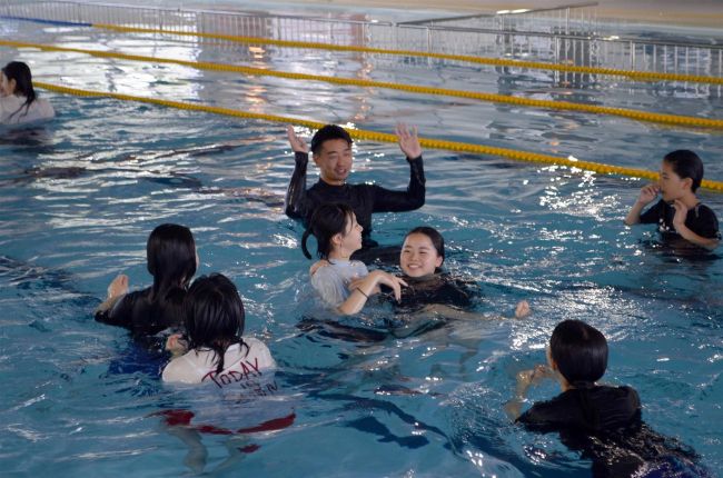 【写真】海中転落への対処法など学ぶ　池田中で水辺の安全教室