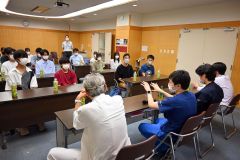 帯広徳洲会病院の医師たちから話しを聞く帯広柏葉高の生徒ら