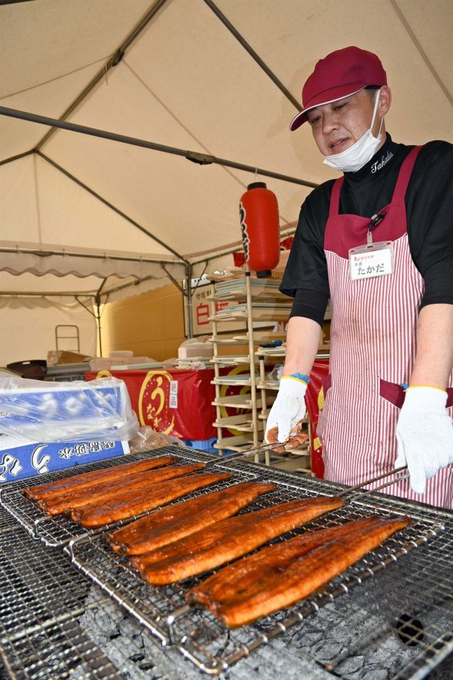 ウナギで暑さ乗り切れ　土用の丑の日スーパー盛況