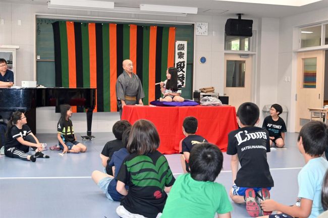 落語の奥深さ、児童が学ぶ　札内南小で「出前高座」